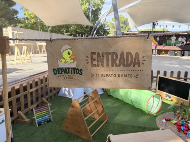 Bienvenidos a Depatitos Cartel de entrada a Depatitos, zona infantil de 0 a 3 años.