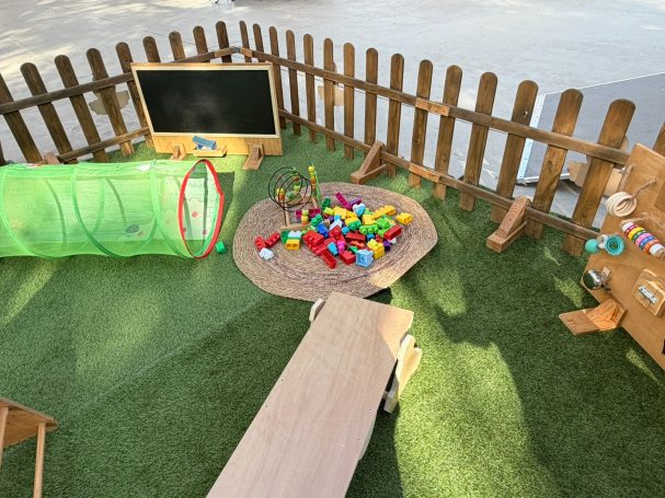 Construir y explorar Construcciones de colores, túnel, pizarra y banco de equilibrio en el espacio Depatitos.