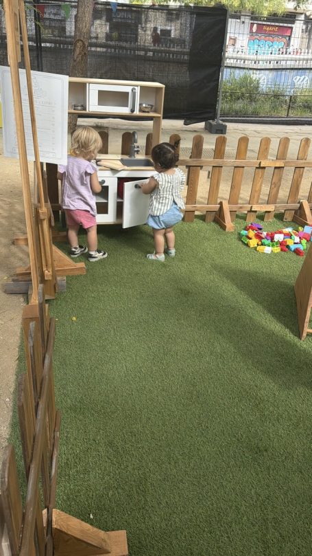 Imaginar en la cocinita Dos peques jugando con la cocinita de madera de Depatitos.